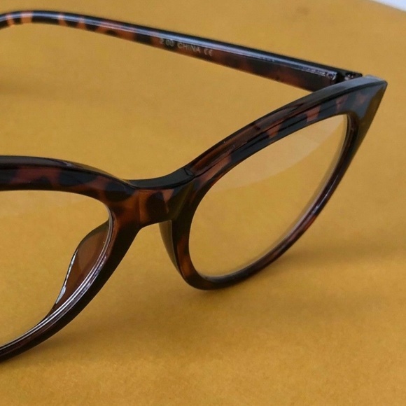 Betsey Johnson +2.50 TORTOISE Large ROUND Readers - Picture 2 of 5